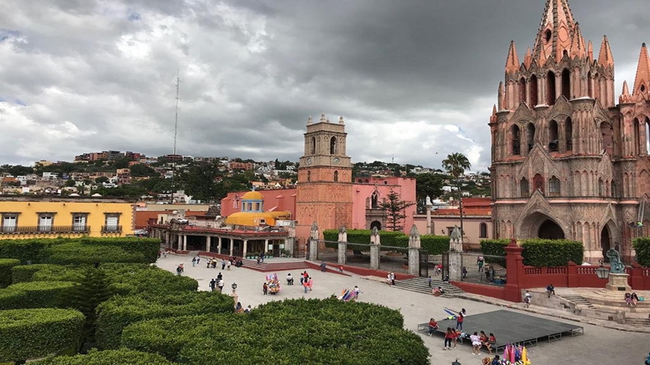 Explore San Miguel de Allende’s top attractions with this full itinerary guide — from El Jardín and La Parroquia to hot air balloon rides and art hubs. Practical tips, eSIMlii connectivity advice, and Expedia links for tours and hotels included.